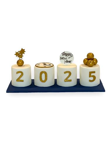 NEW YEAR CAKE (LOVELY) - Specials
design of new year cake  ,stuffed with 4 different flavors of vanilla
,chocolate , red velvet ,pistachio sponge cake with flower arrangement on the
side . place your order 48 hours
in advance . 



 Available to change
according to your celebration