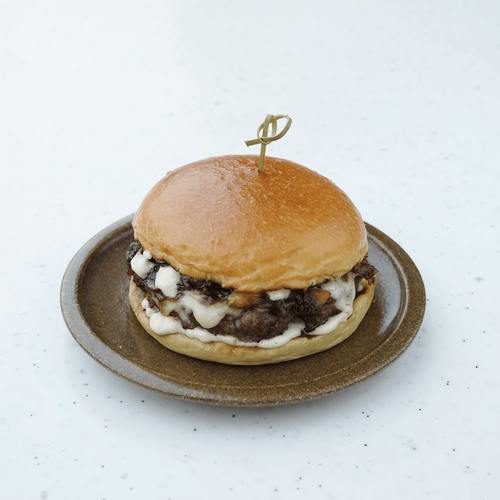 HD MUSHROOM BURGER - A 130g charcoal-grilled beef patty, paired with sautéed
mushrooms, melted provolone cheese, caramelized onions, and a tangy
horseradish sauce, served in a freshly baked brioche bun.