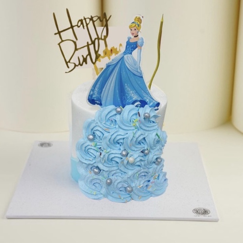 كيكه سيندريلا بالفستان الازرق