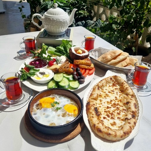 ريوق ميلت الصيف - Melt summer breakfast
Qaymer Rose jamWhite cheese 4 sliceHalloum 3 Date Nuts Berry Strawberry Oilve Vegtabel Honey and butter
Cheese pie or zatar pie
Sunny side eggs or omlet
Qori tea
For take away order come with out tea
للطلبات الخارجيه يوصل من غير شاي
