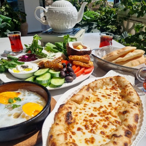 Melt  Breakfast - Melt summer breakfast&nbsp;
White cheese 2 slice جبن ابيضHalloum 2 حلومJam مربيDate تمرNuts مكسراتOilveزيتونLabna لبنهQemerقيمر&nbsp;Vegtabel خضرهSunny side eggs or scrambleQori tea قوري شاي



For take away order come with out tea&nbsp;
للطلبات الخارجيه يوصل من غير شاي