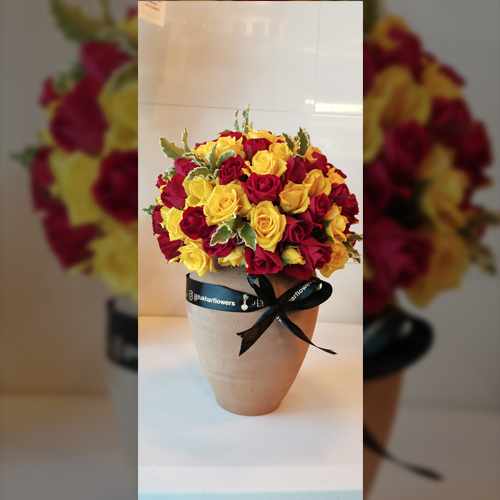 Mini Mix Baby Roses - Mix Baby Roses  Height: 35 cm Width : 16 cm 
 ** Disclaimer: The colors of the flowers may vary depending on availability