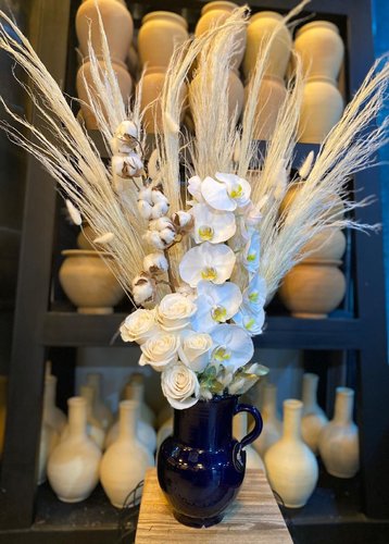 White Orchids - White Orchids + Cortaderia 
 
 
 

 Hight : 70 cm 

 Width : 16 cm 

   ** Disclaimer: The colors of the flowers may vary depending on availability