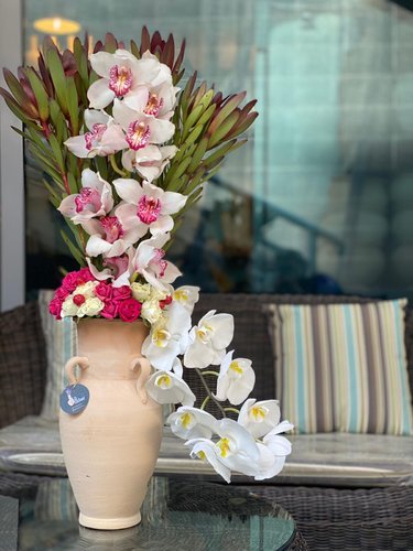 Cymbidium & Orchids - Cymbidium & Orchids + baby roses 
 Hight : 80 cm 

 Width : 16 cm 

   ** Disclaimer: The colors of the flowers may vary depending on availability