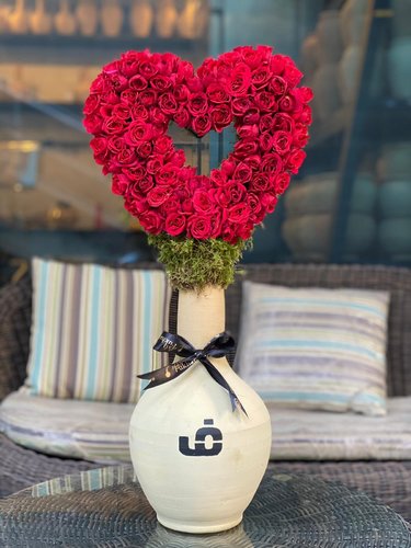 Red Heart - Baby roses  about 100-120 roses  
 Hight : 65 cm Width : 15 cm
 Letter or month of your choice ( please choose a letter or month,not both) ** Disclaimer: The colors of the flowers may vary depending on availability