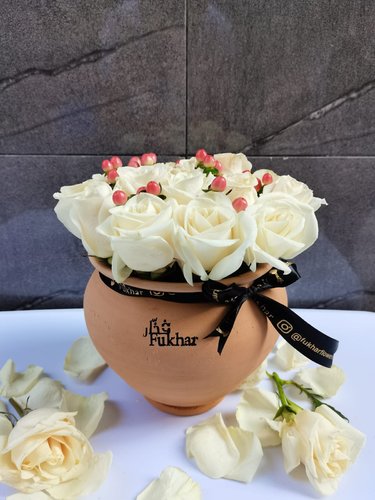 White Rose - white roses 
 Hight : 35 cm Width : 20 cm 
 
 ** Disclaimer: The colors of the flowers may vary depending on availability