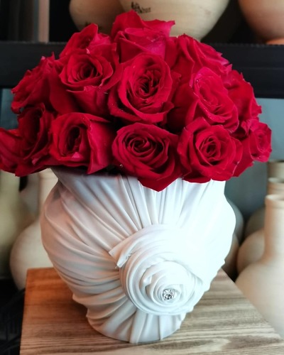 Red Roses - Round Fukhar  about 35,40 flowers
 
 Hight :40 cm  Width : 20 cm  
 ** Disclaimer: The colors of the flowers may vary depending on availability