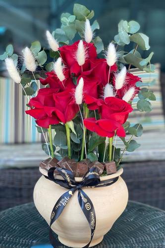 Red Roses - Round Fukhar  Red Roses With Chocolate  
 Hight : 50 cm Width : 20 cm 
 ** Disclaimer: The colors of the flowers may vary depending on availability