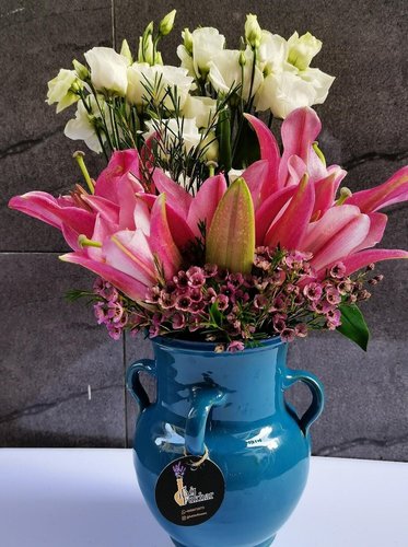 Lilium - Lilium & Lisianthus + Wax
 
 Hight : 60 cm Width : 16 cm 
 ** Disclaimer: The colors of the flowers may vary depending on availability