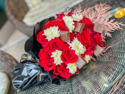 Red Rose + White Fuchsia + Confern - Hand bouquet consisting of 15 red roses, 7 white fuchsias, coniferne and 5 chocolate pieces.