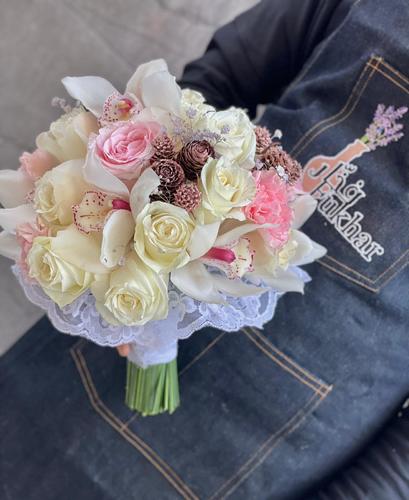 bridal bouquet 5 - Luxurious assortment of roses