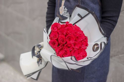 Rose bouquet white packaging - Red rose bouquet 24 pieces