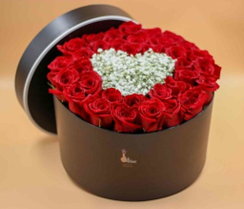 Round red rose box with a white heart - Consists of 18 red roses and a white heart