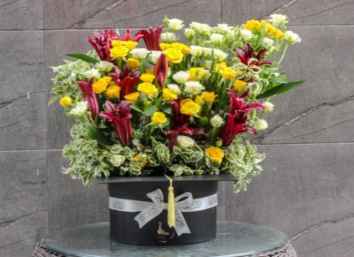 graduation vase - The graduation vase consists of: Baby Rose and Lilium 
 
 
 You can add an amount of money by contacting us