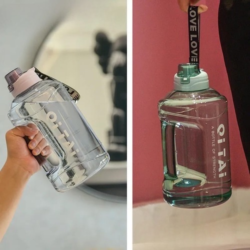 water bottle 2.2L - Huge water bottle capacity of 2200 ml, reusable,   Built-in silicone sealing cap, 360 degrees. Made of non-toxic BPA materials.
  Design with handle for easy carrying  Suitable for trips, gyms, hiking