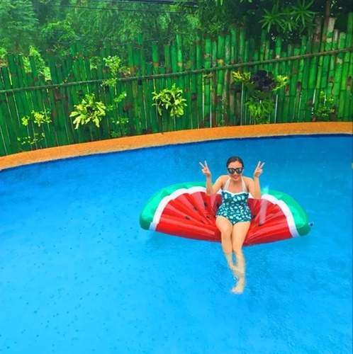 watermelon floats - 1. The watermelon-shaped semicircular floating pond allows swimmers to partially mix in the water at hot temperatures.2. Thick material respectful with the environment, without odors of plastic punctures, its safety and health, the most important, easy to transport, essential for travel, photography3. Made of durable and soft vinyl of high quality and mesh.4. Quick valve design, easy to clean, inflate, deflate, transport and store, easy to carry to the beach and pool.5. Spacious and nice lounge chair, suitable for hanging in the pool, swimming and playing, or lying on it, keeping it cool, enjoying the sun