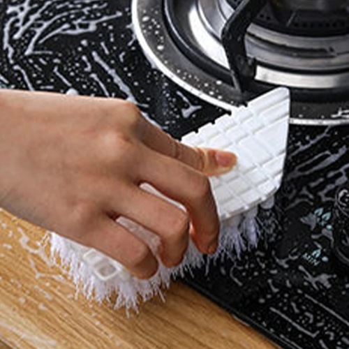 Bendable cleaning brush