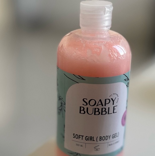 Soapy Bubbles - soft girl gel - جل مصنوع من الصفر بالجليسرين النقي الطبيعي وشمع العسل والزيوت الطبيعية ومضاف له بودرة الالفااربوتين والأنتوين يعمل على ترطيب البشرة بعمق ومعالجة جفاف البشرة وازالة البقع الداكنة