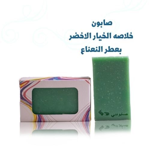 صابونتي - صابون خلاصه الخيار الاخضر بعطر النعناع - يُعد الخيار هو المُكون الأفضل والأمثل على الإطلاق للحصول على بشرة رطبة، وناعمة، لأنه يَحتوي على كمية كافية من الماء كافية لتَرطيب البشرة الجافة. صابون الخيار الاخضر ...صابون نباتي صنع من الخيار الطازج وزيت جوز الهند وبعطر النعناع الفلفلي المنعش....لتغذيه وتنعيم وتنظيف البشره بلطف شديد . المكونات:زيت جوز هند .زيت النخيل .خيار طازج .روب.زيت عطري .لون وزن الصابون : 100 جرام
 مكونات آمنه طبيعيه  خالي من البرابين  خالي من سلفات لوريث الصوديوم (SODIUM LAURETH SULFATE) «SLS»