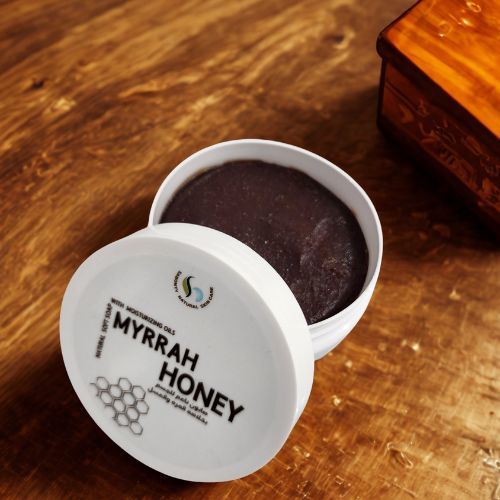 صابون  ناعم للجسم بخلاصه المره والعسل - Soft Body Soap with Myrrh & Honey Extract A 100% natural soap that deeply moisturizes and softens your skin with a unique blend of myrrh and honey. It helps soothe and renew the skin while protecting it with natural antibacterial properties. Suitable for all skin types and for daily use. 300 ml 
 Ingredients: Myrrah,Honey,Aqua,Cocos Nucifera (Virgin Coconut) Oil , Stearic acid,Helianthus Annuus (Sunflower) Seed Oil, Corn (Zea Mays) Oil, Cocos Nucifera (Coconut) Oil, Stearic acid,Behentrimonium Methosulfate ، Cetyl Alcohol ، Butylene Glycol,Vitis Vinifera (Grape) Seed Oil,VitaminE,Phenoxyethanol, Glycrine ,KOH,NAOH