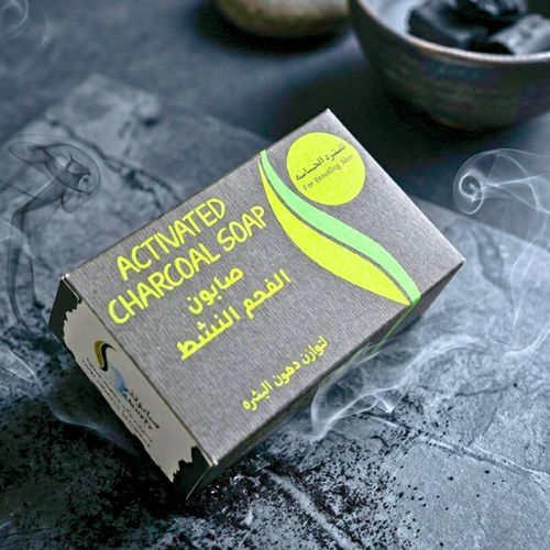 صابون الفحم - خالي من العطر مناسب للحج&nbsp; صابون الفحم النشط لتصفيه وعلاج البشره . للبشره الحساسه والاكزيما ولجميع انواع البشره&nbsp; .لها ميزه التخلص من مشاكل البشره الدهنيه واهمها اللمعان .. اذ ان استخدام الفحم النشط يساعد على امتصاص الزيوت والدهون المتراكمه على البشره خاصه في الصيف . .تساعد على تنعيم وتقشير البشره والتخلص من الخلايا الميته وبالتالي من الزيوان والرؤوس السوده. لفحم&nbsp; النشط المستخدم خاص بالغذاء food grade . المكونات : فحم البامبو النباتي النشط ... زيت جوز الهند.&nbsp; غير معطره ... مكونات آمنه طبيعيه&nbsp; خالي من البرابين&nbsp; خالي من&nbsp;سلفات لوريث الصوديوم&nbsp;(SODIUM LAURETH SULFATE) «SLS» الوزن : 100 جرام المكونات :زيت جوز الهند .زيت النخيل .فحم نشط غذائي .ماء مقطر.هيدروكسيد الصوديوم