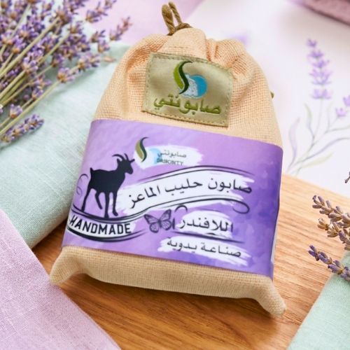 صابون حليب الماعز باللافندر - صابون طبيعي صنع من حليب الماعز الطازج وزيت الزيتون تحتوي هذه الصابونة على احماض الفا هيدروكسي الذي يتواجد في حليب الماعز . و الذي بدوره يساعد في إزالة الخلايا الميتة الموجودة على سطح البشرة ويحافظ على تجديد خلايا البشرة مما يجعلها تبدو أنعم وأنضر ... تناسب البشره الحساسه. خاليه من اي اضافات كيميائيه ...خاليه من slse,sls عطر اللافندر .... الوزن 100 جرام المكونات :زيت جوز الهند .زيت النخيل .زيت الزيتون.حليب الماعز الطازج&nbsp; .ماء مقطر.هيدروكسيد الصوديوم .زيت عطري .