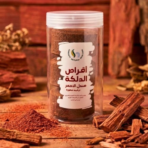 اقراص دلكه بالصندل الاحمر من صابونتي - أقراص الدلكة بالصندل الأحمر – تركيبة مطورة لبشرة أكثر إشراقًا ونعومة يمكن استخدامها كصابون مقشر&nbsp; &nbsp;تجمع أقراص الدلكة بالصندل الأحمر بين التقشير الفعّال والفوائد الطبيعية للصندل الأحمر، حيث يساعد على:  • تقشير البشرة بلطف، مما يمنحها نعومة حريرية وإشراقًا طبيعيًا.  • التقليل من التصبغات اللونية، مما يساهم في توحيد لون البشرة.  • تهدئة البشرة وتقليل الالتهابات، بفضل الخصائص المضادة للبكتيريا للصندل الأحمر.  • تنقية البشرة ومنحها مظهرًا أكثر نضارة وحيوية. طريقة الاستخدام:  1. أضيفي الماء (ويُفضل ماء الورد) إلى قرص الدلكة.  2. اخلطي جيدًا حتى تحصلي على قوام متماسك.  3. ضعيها على بشرتك ودلكي بلطف بحركات دائرية.  4. اشطفي بالماء واستمتعي ببشرة ناعمة ومتألقة برائحة تدوم. الوزن 300 جرام&nbsp;Ingredients:Aqua,Cocos Nucifera (Virgin Coconut) Oil , Stearic acid,Helianthus Annuus (Sunflower) Seed Oil, Corn (Zea Mays) Oil, Cocos Nucifera (Coconut) Oil, Stearic acid,Behentrimonium Methosulfate ، Cetyl Alcohol ، Butylene Glycol,Vitis Vinifera (Grape) Seed Oil,VitaminE,Phenoxyethanol, Glycrine, PRESERTIVE,RED SANDAL WOOD,KOLINE MUD,LUPIN BEANS ,Perfume,KOH,NAOH