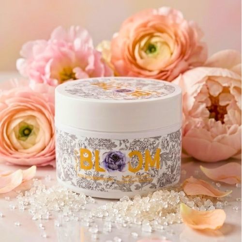 مقشر سكر بلوم - مقشر جسم من سكر القصب  برائحة زهره الماغنوليا والعسل والفانليا   ، غني بالزيوت المرطبه وزبدة الشيا  ، يعمل على إزالة الجلد الميت وتوحيد لون البشرة، ويمنح البشرة ملمساً ناعماً كالحرير ورائحه جميله  .يعدّ التقشير
من أهم خطوات العناية ببشرة الجسم، وهي عملية فيزيائية تهدف إلى إزالة الخلايا الميتة،
والحث على نمو الخلايا الجديدة، بالإضافة إلى جعل البشرة ناعمة الملمس و صحية المظهر
كبشرة الأطفال ، يمكن تقشير البشرة بواسطة مقشرات السكر مع الزيوت الطبيعية من منتجاتنا
الغنية بالزيوت والزبدات المرطبه &nbsp;الطبيعية
وبروائحها المميزة التي تدوم على الجسم لفتراة طويلة ونعومة الحرير المميزة   

يعتبر السكر من المكونات الشائعة لتقشير البشرة
أيضاً، حيث تتميز حبيباته بإستدراتها ولاتحتوي على حواف حاده ، ما يجعل ملمسها أنعم
أثناء صنفرة البشرة. وهي بالتالي مناسبة لمنطقة الوجه، والمناطق الحساسة بشكل عام.
كما أن السكر يتميّز بسرعة ذوبانه، ما يجعله خيار مناسب للباحثين عن سكراب سريع ومفيد
لترطيب البشره.  طريقه الاستعمال :يوضع المقشر على بشره مبلولة مع التركيز على المناطق الخشنه كالقدمين  والركبتين والمرفقين .تغسل البشره جيدا بالماء  / للاستعمال الخارجي300 جرام&nbsp;المكونات:سكر.زبده الشيا.زيت جوز الهند.زيت بذره العنب.فيتامين E. زيت عطري