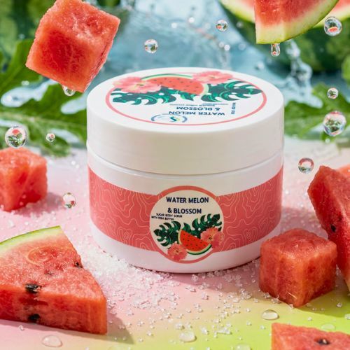 مقشر سكر بعطر فاكهه البطيخ والازهار - مقشر
جسم من سكر القصب&nbsp; برائحة الفواكه الحلوه ,والازهار&nbsp; ، غني بالزيوت&nbsp;
المرطبه وزبدة الشيا&nbsp; ، يعمل على إزالة
الجلد الميت وتوحيد لون البشرة، ويمنح البشرة ملمساً ناعماً كالحريريعدّ التقشير
من أهم خطوات العناية ببشرة الجسم، وهي عملية فيزيائية تهدف إلى إزالة الخلايا الميتة،
والحث على نمو الخلايا الجديدة، بالإضافة إلى جعل البشرة ناعمة الملمس و صحية المظهر
كبشرة الأطفال ، يمكن تقشير البشرة بواسطة مقشرات السكر مع الزيوت الطبيعية من منتجاتنا
الغنية بالزيوت والزبدات المرطبه &nbsp;الطبيعية
وبروائحها المميزة التي تدوم على الجسم لفتراة طويلة ونعومة الحرير المميزة   

يعتبر السكر من المكونات الشائعة لتقشير البشرة
أيضاً، حيث تتميز حبيباته بإستدراتها ولاتحتوي على حواف حاده ، ما يجعل ملمسها أنعم
أثناء صنفرة البشرة. وهي بالتالي مناسبة لمنطقة الوجه، والمناطق الحساسة بشكل عام.
كما أن السكر يتميّز بسرعة ذوبانه، ما يجعله خيار مناسب للباحثين عن سكراب سريع ومفيد
لترطيب البشره.  طريقه الاستعمال :  

يوضع المقشر على بشره مبلولة مع التركيز
على المناطق الخشنه كالقدمين والركبتين والمرفقين .  

تغسل البشره جيدا بالماء /
للاستعمال الخارجي&nbsp;300 جرام&nbsp;
المكونات:Sسكر.زبده الشيا.زيت جوز الهند.زيت بذره العنب.فيتامين E. زيت عطري