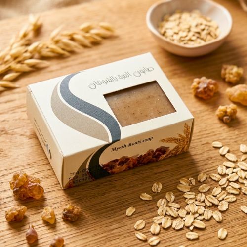 صابون المره بالشوفان - خالي من العطر مناسب للحج&nbsp; 
 صابون طبيعي صنع من زيت الزيتون والمره الشقراء والشوفان  ,يصلح لجميع البشرات وخاصه البشره الدهنيه وحب الشباب.  تقشر بلطف . صنعت يدويا, خالي من العطر 

الوزن  100 جرام المكونات :زيت جوز الهند .زيت النخيل .زيت الزيتون.مسحوق المره الشقراء.شوفان ناعم&nbsp; &nbsp;.ماء مقطر.هيدروكسيد الصوديوم . . ...................................................................................... .

فوائد صابونة المره والشوفان:  

مقاومة الالتهابات: حيث يمتلك صابون المره القدرة على مقاومة
الالتهابات والقضاء على البكتيريا والفطريات.  

حيث أثبتت الدراسات قدرته على مقاومه &nbsp;الفطريات من بينها فطريات القدم الرياضية.  

القضاء على حب الشباب: وخصوصًا حب الشباب الناتج عن التهابات جلدية،
وذلك لقدرة صابون المره على قتل عدد من البكتيريا والفطريات.  

الترطيب الفائق: وذلك لاحتواء صابون المره على زيت زيتون البكر &nbsp;و زيت جوز الهند وبالتالي احتوائها &nbsp;على فيتامينات ومضادات للأكسدة قادرة على ترطيب
البشرة وإزالة التشققات، كما يعتبر صابون المره فعالًا في إزالة الجلد الميت.  

مقاومة الشيخوخة: كما يمتلك صابون المر خصائص مضادة للأكسدة، وهذا ما
يجعله الحل الأمثل لمقاومة الشيخوخة وعلامات التقدم في السن. بالإضافة إلى مكافحة
ظهور الخطوط الدقيقة الأخرى  

تجديد الطبقه السطحيه للبشره بفضل
الشوفان الناعم المضاف في الصابون الذي يعمل على التقشير اللطيف مما يساهم في
نعومه وتألق البشره ونضارتها .  

نبات المر   

شجرة المر هي شجرة عطرية تنتمي إلى عائلة شجر اللبان، حيث أنها تنتج
ما يشبه الصمغ أو اللبان الذي يستخدم في&nbsp;&nbsp;
عدة مجالات،  

وتستفيد من ذلك مراكز التدليك والاسترخاء وذلك لمساهمة رائحة المر في
إزالة التوتر وتحسين الحالة المزاجية والنفسية.  

بالإضافة إلى قدرتها على فتح المجاري التنفسية في الأنف، وتحفز على
إخراج البلغم في حالات الزكام عن طريق استنشاق رائحة المر فقط  

ويقال أن شجرة المر تعود للحضارة المصرية القديمة، وسميت بالمر لأن
لها&nbsp; طعم مر نوعًا ما،  

ولعدة قرون قديمة تم استخراج الزيت منها واستخدامه في كثير من
المجالات بسبب رائحته القوية والمعقمة مثل:  

الطب التقليدي، التحنيط، توابل الطعام، مطهر للجروح، العطور،&nbsp; وبعض الطقوس الدينية لدى بعض الشعوب.  

تحفيز الدورة الدموية، تسكين الألم، الاسترخاء، مقاومة الآلام
النسائية، وعلاج التهابات المفاصل،