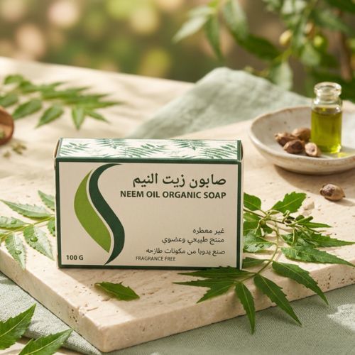 صابون زيت النيم - خالي من العطر مناسب للحج&nbsp;صابون زيت النيم
Neem Oil soap 
تنظيف وترطيب عميق للبشرة والجسم،تركيبة لطيفة
وفعالة تزيل السموم حتى من الطبقات العميقة من جلد ِك.طبيعتها الصابونة مضادة للبكتيريا تقتل كل الجراثيم
والبكتيرياوتجعل بشرتك صافية وصحية
غير معطره
 صنع يدويا&nbsp; من زيوت غذائيه
     وكل قطعه صابون مميزه بشكلها&nbsp; &nbsp;

المكونات :زيت جوز الهند .زيت النخيل
.زيت النيم&nbsp; .زيت .ماء مقطر.هيدروكسيد الصوديوم&nbsp; 
 وزن الصابون : 100 جرام
 مكونات آمنه طبيعيه&nbsp;
 خالي من البرابين&nbsp;
 خالي من&nbsp;سلفات لوريث
     الصوديوم&nbsp;(SODIUM
     LAURETH SULFATE) «SLS»



______________________________________&nbsp; ما هو زيت النيم؟زيت النيم هو نوع من الزيوت النباتية المستخرجة من بذور فواكه شجرة النيم الموجودة بكثرة في شمال الهند والمناطق الاستوائية. الاسم النباتي للنيم هو Azadirachta indica. لزيت النيم فوائد عديدة، من التطهير إلى محاربة الفطريات والحمى وغيرها من الأمراض. لا عجب في ذلك، ففي اللغة السنسكريتية، كلمة 