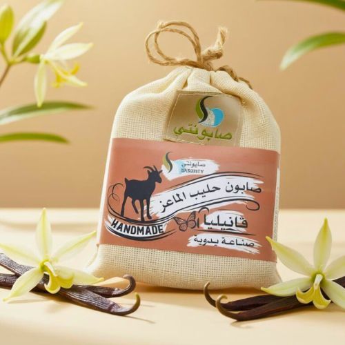 صابون حليب الماعز بالفانيليا - صابون طبيعي صنع من حليب الماعز الطازج وزيت الزيتون تحتوي هذه الصابونة على احماض الفا هيدروكسي الذي يتواجد في حليب الماعز . صنع بطريقه يدويه و الذي بدوره يساعد في إزالة الخلايا الميتة الموجودة على سطح البشرة ويحافظ على تجديد خلايا البشرة مما يجعلها تبدو أنعم وأنضر. خاليه من اي مواد كيميائيه&nbsp; خاليه من sls,slse&nbsp; .. تناسب البشره الحساسه. رغوه كثيفه عطر الفانيليا..... الوزن 100 جرام المكونات :زيت جوز الهند .زيت النخيل .زيت الزيتون.حليب الماعز الطازج&nbsp; .ماء مقطر.هيدروكسيد الصوديوم .زيت عطري .