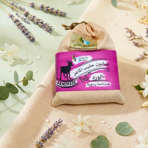 صابون حليب الماعز بالورد - صابون طبيعي صنع من حليب الماعز الطازج وزيت الزيتون تحتوي هذه الصابونة على احماض الفا هيدروكسي الذي يتواجد في حليب الماعز . و الذي بدوره يساعد في إزالة الخلايا الميتة الموجودة على سطح البشرة ويحافظ على تجديد خلايا البشرة مما يجعلها تبدو أنعم وأنضر... تناسب البشره الحساسه. رغوه كثيفه عطر الورد... الوزن 100 جرام المكونات :زيت جوز الهند .زيت النخيل .زيت الزيتون.حليب الماعز الطازج&nbsp; .ماء مقطر.هيدروكسيد الصوديوم .زيت عطري .