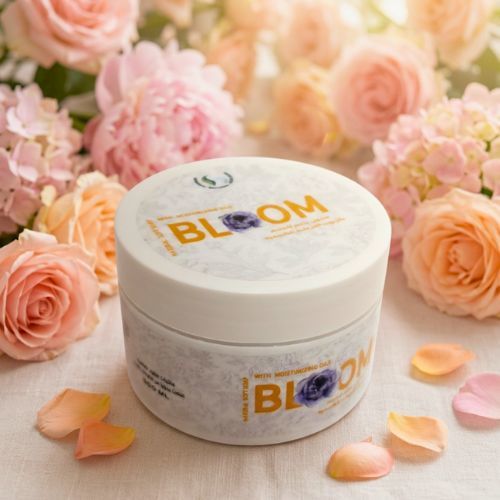 عطر بلوم - اكتشفي الرقة والأنوثة في كل خطوة مع عطرنا الفريد!&nbsp;
 تنغمر بشرتك وشعرك بنفحات زهرة الماغنوليا الرقيقة، والعسل الحلو، والفانيليا الدافئة. هذه المزيج الساحر من النكهات الطبيعية سيمنح جسمك وشعرك إحساساً بالنعومة والانتعاش. 
 يحتوي هذا العطر الأخاذ على مزيج من الزيوت العطرية والمرطبات الطبيعية التي ستمنح بشرتك ولمعان وشعرك حيوية وصحة. كما ستترك رائحته الأنيقة والدافئة بصمة مميزة عليك طوال اليوم. 
 استمتعي بتجربة الأنوثة والرقة مع كل استخدام لهذا العطر الفريد. اغمري جسمك وشعرك بالعناية والإشراق الذي يستحقانه.&nbsp; 
 لا تفوتي فرصة امتلاك هذا العطر السحري واستمتعي بالنعومة والجاذبية التي سيمنحها لك.