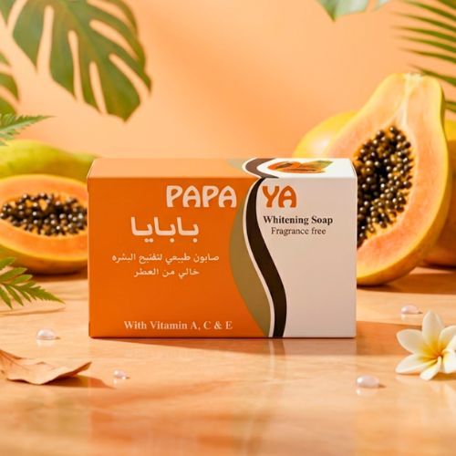 صابون البابايا الطبيعيه - صابون طبيعي فاخر صنع يدويا&nbsp; 
صنعت  من البابايا الطازجه المهروسه وزيت جوز الهند والكركم  
وزن الصابون : 100 جرام مكونات آمنه طبيعيه&nbsp; خالي من البرابين&nbsp; خالي من&nbsp;سلفات لوريث الصوديوم&nbsp;(SODIUM LAURETH SULFATE) «SLS» 
 المكونات :زيت جوز الهند .زيت النخيل .بابايا طازجه.مسحوق الكركم . اناتو سيد الغذائيه &nbsp; &nbsp;.ماء
مقطر.هيدروكسيد الصوديوم&nbsp;  ...................................................................... فوائد صابونة البابايا للوجه والبشرة
1. ترطيب البشرةقد يساعد استخدام صابونة البابايا للوجه والبشرة على الوقاية من&nbsp;جفاف الجلد، وإعادة الرطوبة المفقودة إلى البشرة، وهو أمر قد يكون مفيدًا بشكل خاص لذوي البشرة الجافة.وتعزى فوائد صابونة البابايا للوجه لاحتواء البابايا على إنزيمات طبيعية خاصة قد تساهم في&nbsp;ترطيب البشرة.2. تفتيح البشرةتحتوي فاكهة البابايا على مجموعة متنوعة من العناصر الغذائية والمركبات الكيميائية التي قد تساعد على تفتيح البشرة، مثل: البيتا كاروتينات (Beta-carotene)، وإنزيم الباباين (Papain)، وأحماض الألفا هيدروكسي (Alpha Hydroxy Acids).إذ قد تساعد المواد المذكورة انفًا على تقشير خلايا الجلد الميتة، وتفكيك بعض المواد البروتينية غير النشطة الموجودة على سطح&nbsp;الجلد، لذا فإن استعمال صابون البابايا للوجه بانتظام قد يساعد على الاتي:إضفاء نضارة ملحوظة على بشرة الوجه وتنعيمها.تبييض وتفتيح الأماكن الداكنة في البشرة والتي ربما ظهرت نتيجة الإصابة ببعض المشكلات الجلدية، مثل: التصبغات، واثار حب الشباب.3. الوقاية من علامات شيخوخة البشرةقد يساعد تناول البابايا أو استخدامها موضعيًا من خلال صابونة البابايا للوجه في الوقاية من علامات تقدم سن البشرة، إذ تحتوي ثمار البابايا على مادة الليكوبين (Lycopene) وعلى مجموعة من الإنزيمات المفيدة التي قد تساعد على الوقاية من عمليات الأكسدة الضارة والالتهابات، مما قد يساهم في الاتي:تحسين مظهر التجاعيد وتخفيفها.الوقاية من ظهور&nbsp;بقع الكبد.لتحصيل الفوائد المذكورة انفًا تستطيع استخدام صابونة البابايا للوجه المصنوعة من مواد طبيعية، أو تستطيع تطبيق ماسكات البابايا موضعيًا على بشرة الوجه، أو حتى بإمكانك الاستمتاع بتناول ثمار البابايا الناضجة ضمن حمية غذائية متوازنة.4. الوقاية من بعض المشكلات الجلديةمن الممكن لاستخدام صابونة البابايا للوجه أن يساعد على الوقاية من العديد من المشكلات الجلدية، إذ تحتوي ثمار البابايا على مواد قد تساعد على تخفيف حدة الأعراض المرافقة للمشكلات والأمراض الجلدية، مثل:&nbsp;الأكزيما، والصدفية، وحب الشباب، والبهاق، والنمش.