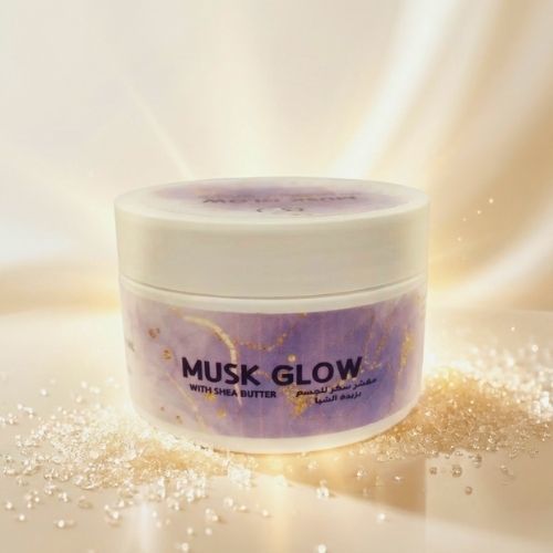 مقشر السكر المسك جلو - مقشر جسم من سكر القصب&nbsp; برائحة المسك والورد و العنبر ، غني بالزيوت&nbsp;&nbsp;&nbsp;&nbsp;&nbsp;&nbsp; المرطبه وزبدة الشيا&nbsp; ، يعمل على إزالة الجلد الميت وتوحيد لون البشرة،
ويمنح البشرة ملمساً ناعماً كالحريريعدّ التقشير
من أهم خطوات العناية ببشرة الجسم، وهي عملية فيزيائية تهدف إلى إزالة الخلايا الميتة،
والحث على نمو الخلايا الجديدة، بالإضافة إلى جعل البشرة ناعمة الملمس و صحية المظهر
كبشرة الأطفال ، يمكن تقشير البشرة بواسطة مقشرات السكر مع الزيوت الطبيعية من منتجاتنا
الغنية بالزيوت والزبدات المرطبه &nbsp;الطبيعية
وبروائحها المميزة التي تدوم على الجسم لفتراة طويلة ونعومة الحرير المميزة  

يعتبر السكر من المكونات الشائعة لتقشير البشرة
أيضاً، حيث تتميز حبيباته بإستدراتها ولاتحتوي على حواف حاده ، ما يجعل ملمسها أنعم
أثناء صنفرة البشرة. وهي بالتالي مناسبة لمنطقة الوجه، والمناطق الحساسة بشكل عام.
كما أن السكر يتميّز بسرعة ذوبانه، ما يجعله خيار مناسب للباحثين عن سكراب سريع ومفيد
لترطيب البشره.    طريقه الاستعمال:يوضع المقشر على بشره مبلولة مع التركيز على
المناطق الخشنه كالقدمين&nbsp; والركبتين والمرفقين   



صنع من مكونات طبيعيه &nbsp;300 جرام&nbsp;
المكونات:سكر.زبده الشيا.زيت جوز الهند.زيت بذره العنب.فيتامين E. زيت عطري