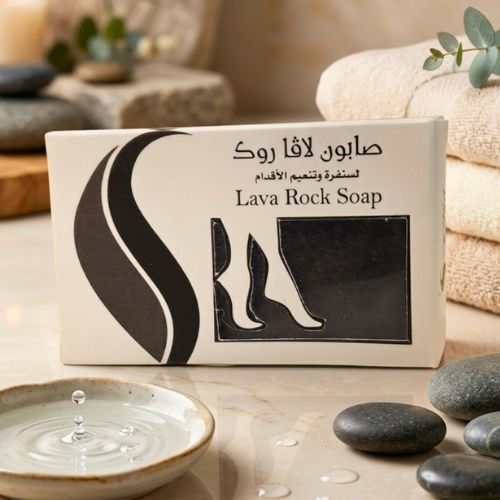 صابون اللافا روك - صابون القدمين المقشّر ,,,صابون اللاڤا روك ،،،والغني بزيوت المرطبه&nbsp; من أجل التخلص من خلايا الجلد الميتة والإستمتاع بأقدام ناعمة، منتعشة ومتجددة.
 صنع هذا الصابون من زيت ا لزيتون وزيت جوز الهند و مسحوق&nbsp; البيومس.الحجر الأسود&nbsp;  تنظف وتنعم الجلد بسبب وجود حبيبات حجر بيومس البركاني الصلب. تناسب باطن القدم والأماكن السميكه في البشره تقشرها وتجعلها ناعمه, صابون خشن .مكونات آمنه طبيعيه&nbsp; خالي من البرابين&nbsp; خالي من&nbsp;سلفات لوريث الصوديوم&nbsp;(SODIUM LAURETH SULFATE) «SLS»الوزن : 100 جرام