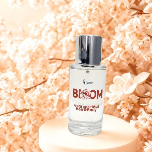عطر بلوم - اكتشفي الرقة والأنوثة في كل خطوة مع عطرنا الفريد!&nbsp;
 تنغمر بشرتك وشعرك بنفحات زهرة الماغنوليا الرقيقة، والعسل الحلو، والفانيليا الدافئة. هذه المزيج الساحر من النكهات الطبيعية سيمنح جسمك وشعرك إحساساً بالنعومة والانتعاش. 
 يحتوي هذا العطر الأخاذ على مزيج من الزيوت العطرية والمرطبات الطبيعية التي ستمنح بشرتك ولمعان وشعرك حيوية وصحة. كما ستترك رائحته الأنيقة والدافئة بصمة مميزة عليك طوال اليوم. 
 استمتعي بتجربة الأنوثة والرقة مع كل استخدام لهذا العطر الفريد. اغمري جسمك وشعرك بالعناية والإشراق الذي يستحقانه.&nbsp; 
 لا تفوتي فرصة امتلاك هذا العطر السحري واستمتعي بالنعومة والجاذبية التي سيمنحها لك.