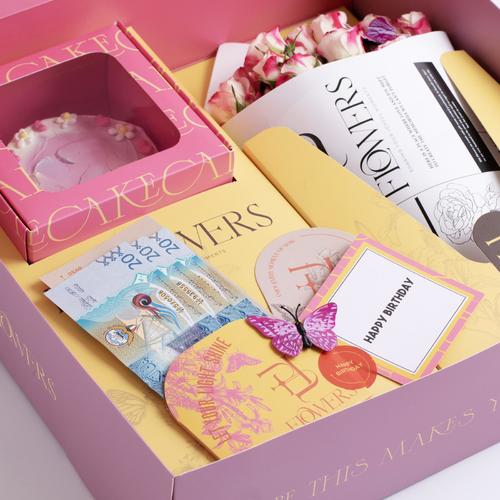 Heartfelt Gift Box - بوكس يحتوي على ميني كيك وبوكيه بيبي روز مزين بالفراشات مع كرت لطباعه العباره وكرت للمبلغ المالي ( لون الورد حسب المتوفر لكل يوم )