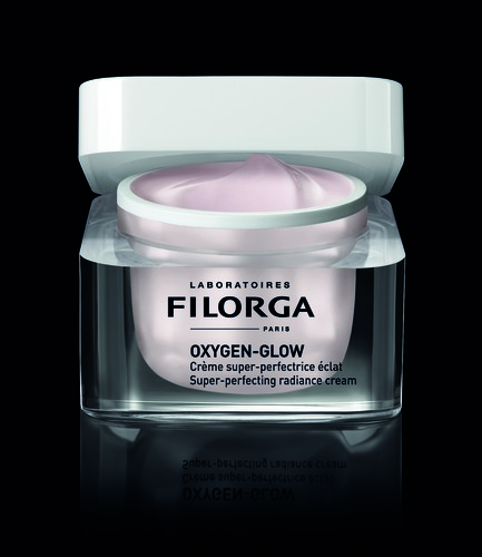 OXYGEN GLOW 50 ML - Advanced formula for radiant, glowing skin without a filter (No filter)
Rich in hyaluronic acid and Filorga's exclusive NCEF complex, combined with antioxidants and L-enzyme to enhance oxygen delivery to skin cells and restore vitality, giving immediate freshness and radiance to the skin. Usage:Use morning and evening, and before makeup. Suitable for all skin types (safe for those with rosacea and sensitive skin).