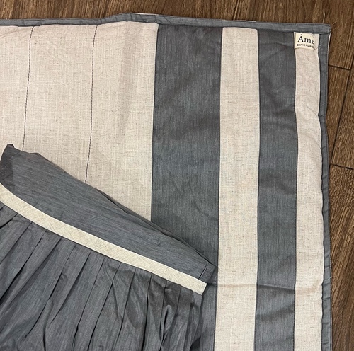 gray 2 lines set - طقم رمادي و بيج يتكون من ثوب و سجادة ديباج