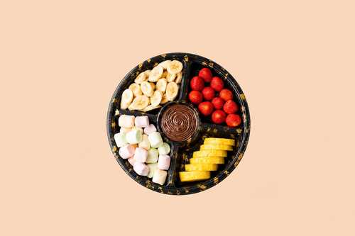 طبق الفواكه المشكلة الفاخر مع المارشمالو وصوص الشوكولاتة البلجيكية الفاخرة