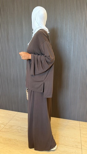 اللون بني