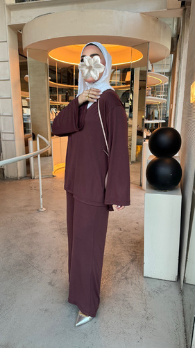 اللون العنابي