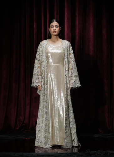 05 - بشت شبك مشكوك مع مخمل لامع ممكن أضافه كم طويل  الطول &nbsp;&nbsp;٥٨ /٦٠ انش
للمقاسات الخاصه يرجى الكتابه في صندوق الملاحظات