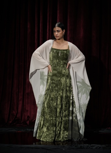 011 - شيفون ومخمل شك الصدر&nbsp;الطول ٥٨ &nbsp;/٦٠ انش
للمقاسات الخاصه يرجى الكتابه في صندوق الملاحظات