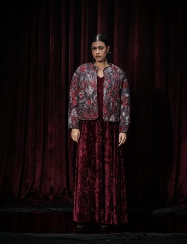 013 - مخمل مع جاكيت شك المودل سمول طول ٥٨ 
&nbsp;المقاسات الخاصه &nbsp;يرجى الكتابه في صندوق الملاحظات