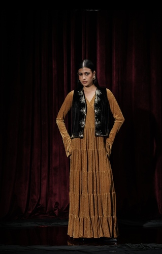 015 - مخمل مع صديري مخمل شك&nbsp;
&nbsp;٥٨/٦٠انش
للمقاسات الخاصه يرجى الكتابه في صندوق الملاحظات