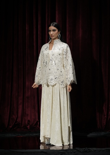 016 - دراعه مخمل مع جاكيت جزار تطريز وشك الطول ٥٨ إلى ٦٠ 
 
للمقاسات الخاصه يرجى الكتابه في صندوق الملاحظات