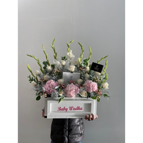 Baby Pink - Wooden box with a variety of luxurious flowers and a distinctive Belgian Chocolate